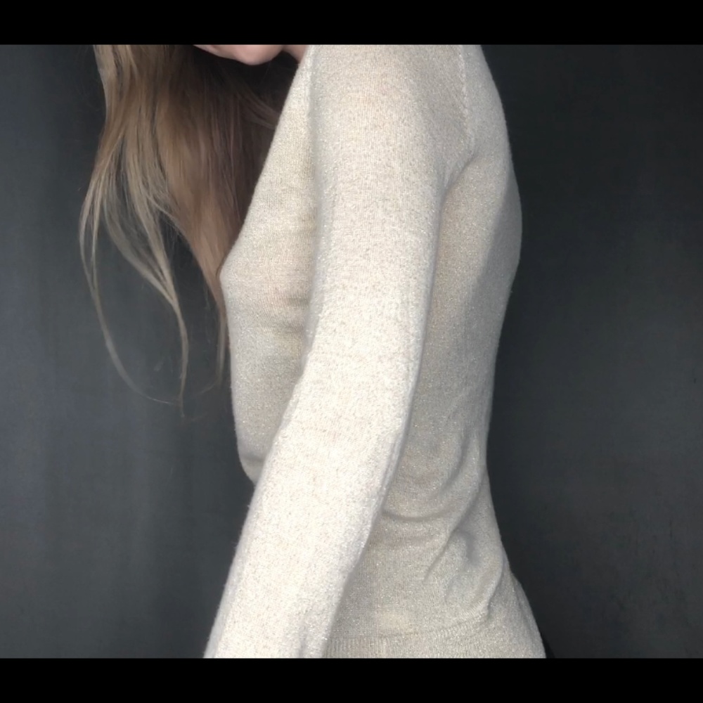 🥞NEW: V-NECK CREAM AND GOLD LONG-SLEEVE TOP🥞 - Picture 2 of 4